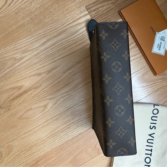 Louis Vuitton Toiletry Pouch 26 Clutch - Picture 6 of 7